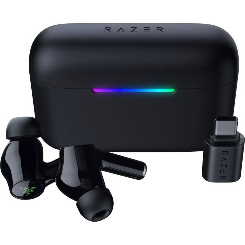 Schwarze Razer-Ohrhörer mit Ladecase und USB-C-Adapter, mit bunter LED-Leiste.