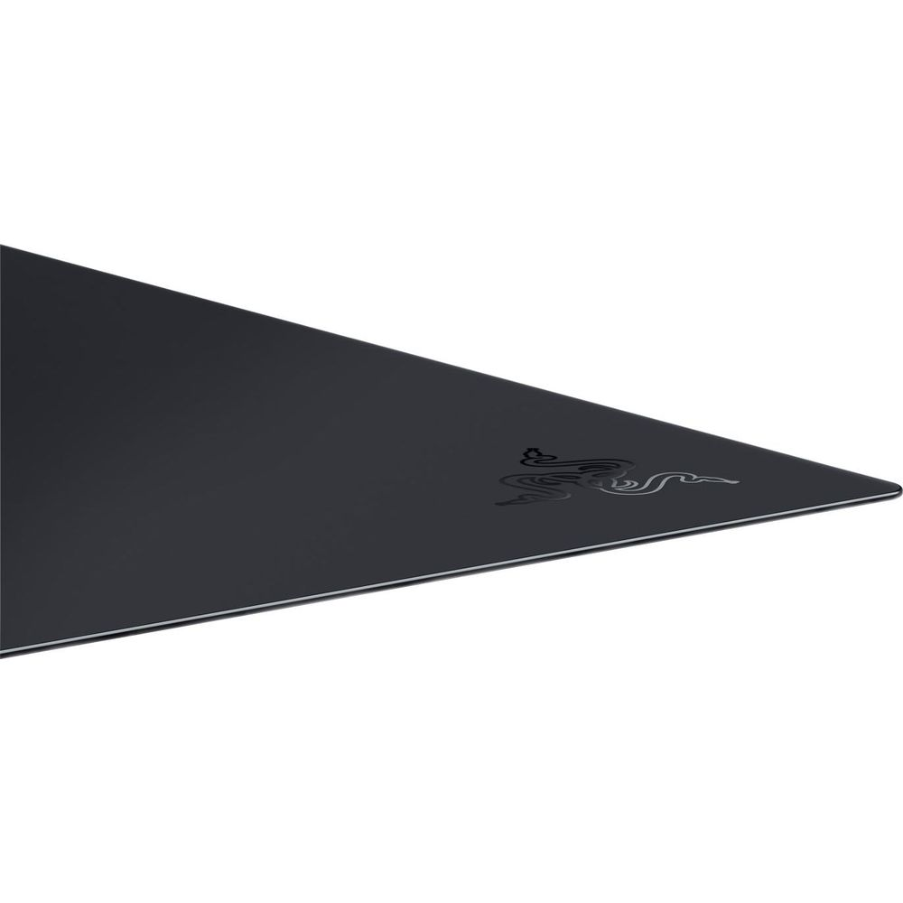Schwarzes Mauspad mit Razer-Logo, Nahaufnahme.