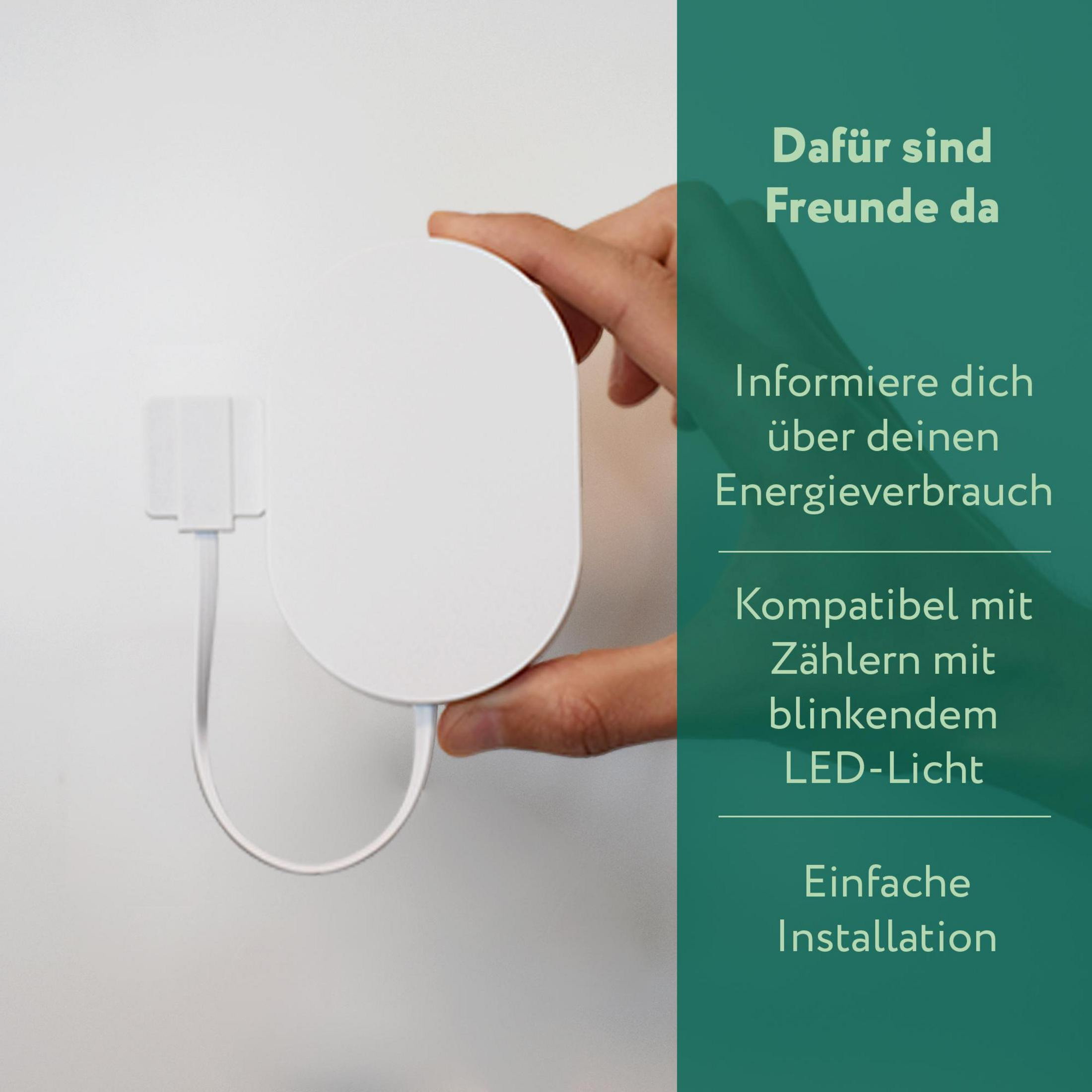 Ein weißer Stecker wird in ein Gerät gesteckt, mit Text auf Deutsch.