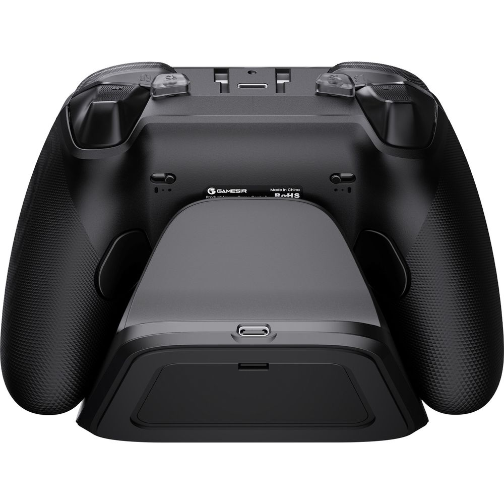Schwarzer Gaming-Controller auf einer Ladestation, mit USB-C-Anschluss.