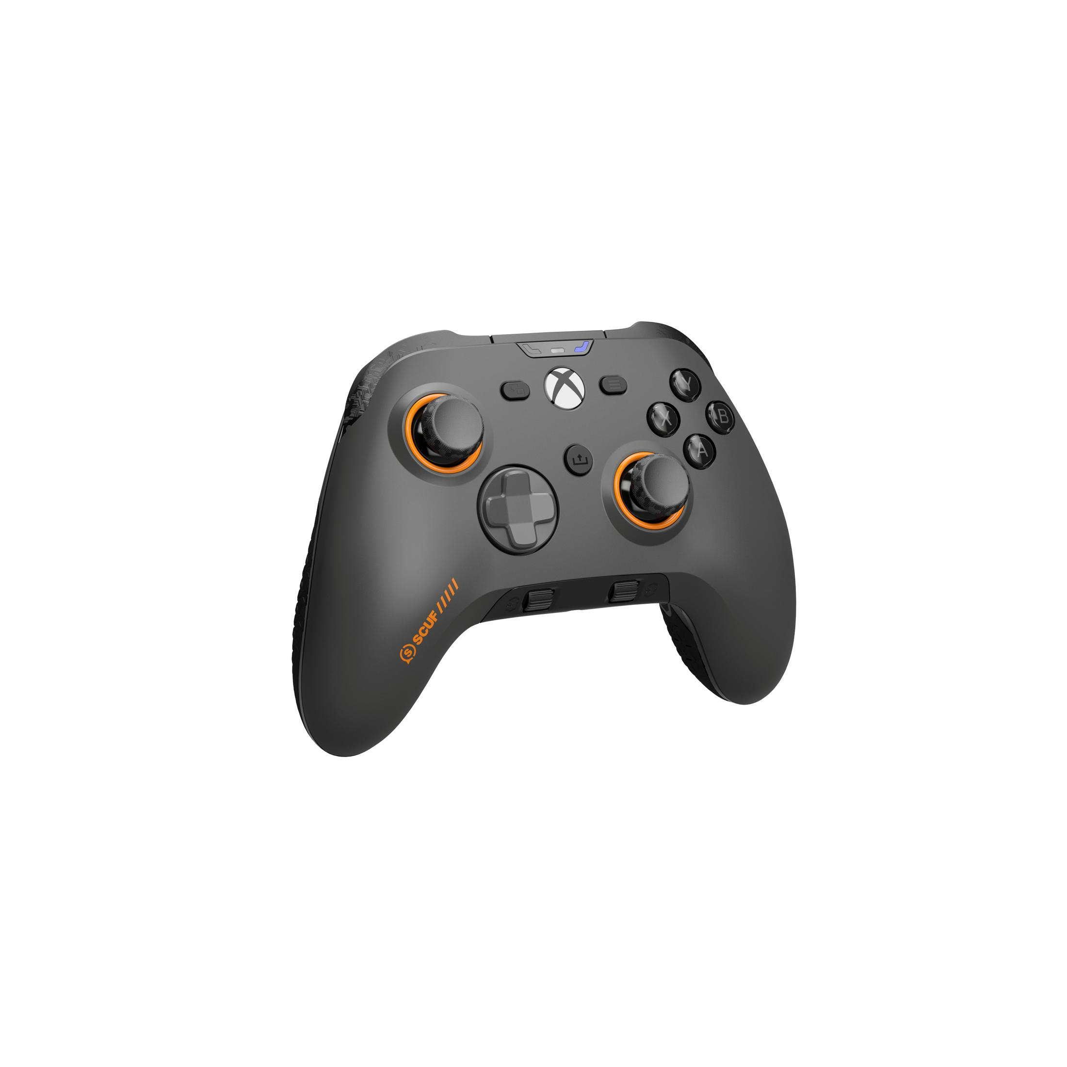 Ein grauer Xbox-Controller mit orangen Akzenten und SCUF-Logo.