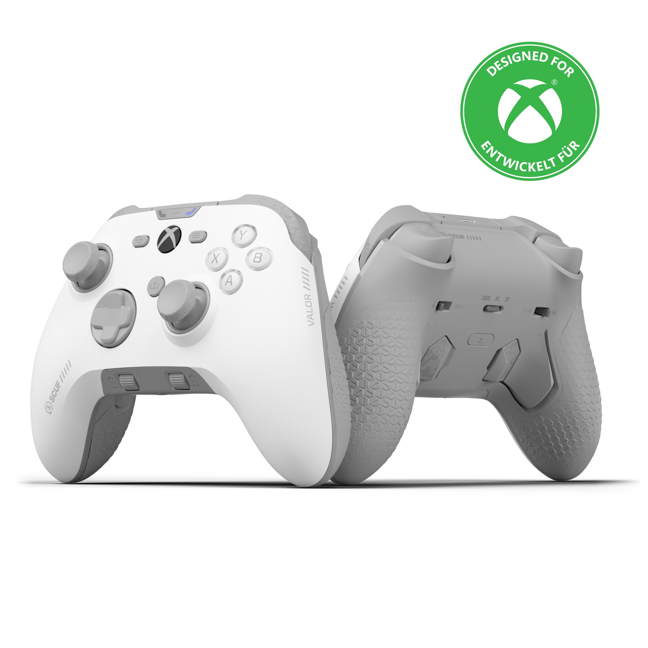 Zwei weiße und graue Xbox-Controller mit Xbox-Logo-Siegel. Einer vorne, einer hinten.