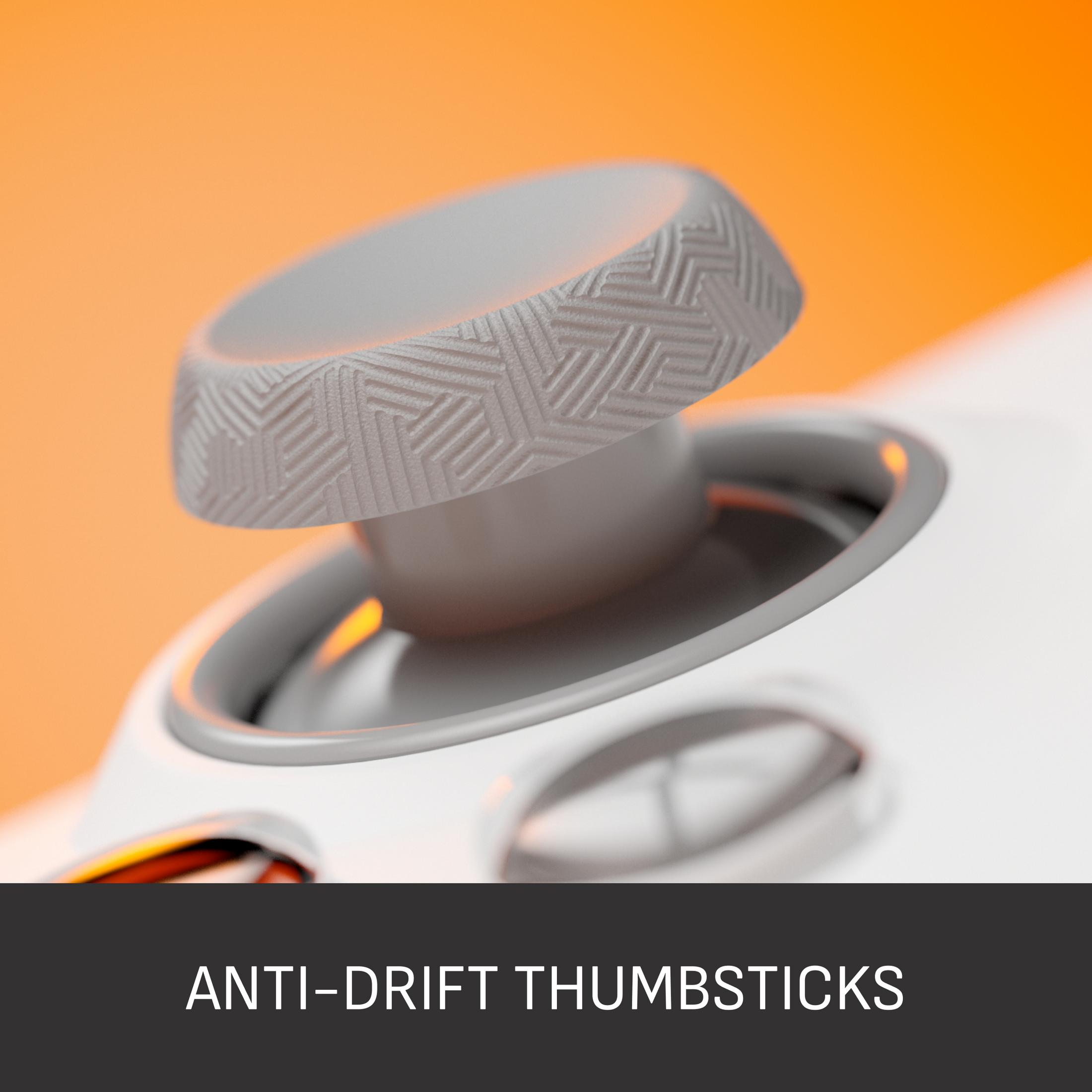 Grauer Joystick mit Mustertextur auf weißem Controller vor orangefarbenem Hintergrund.