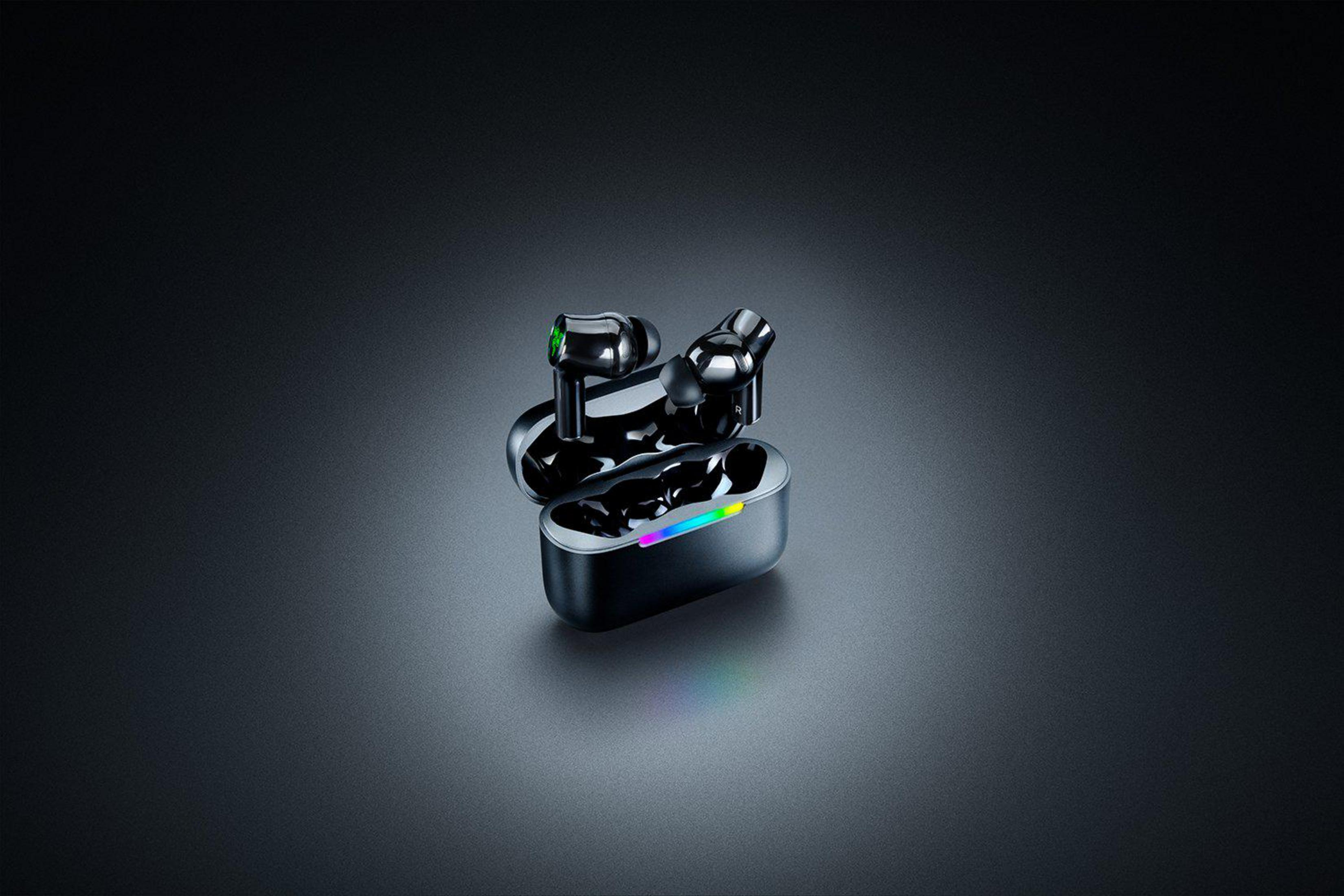 Auricolari wireless neri con custodia di ricarica e luci colorate.