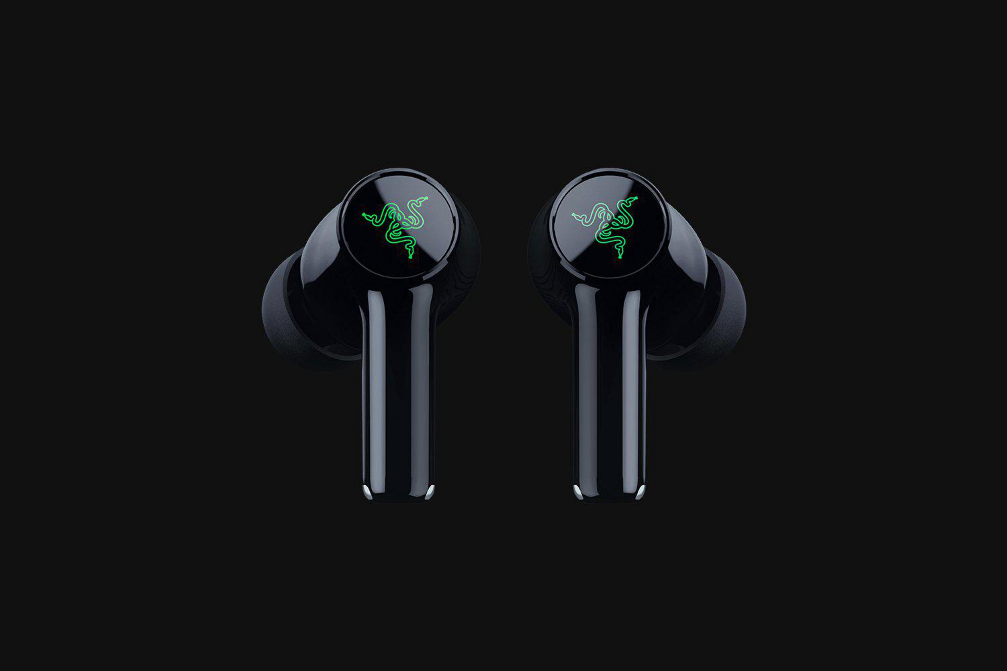 Due auricolari wireless neri con logo Razer verde su sfondo nero.
