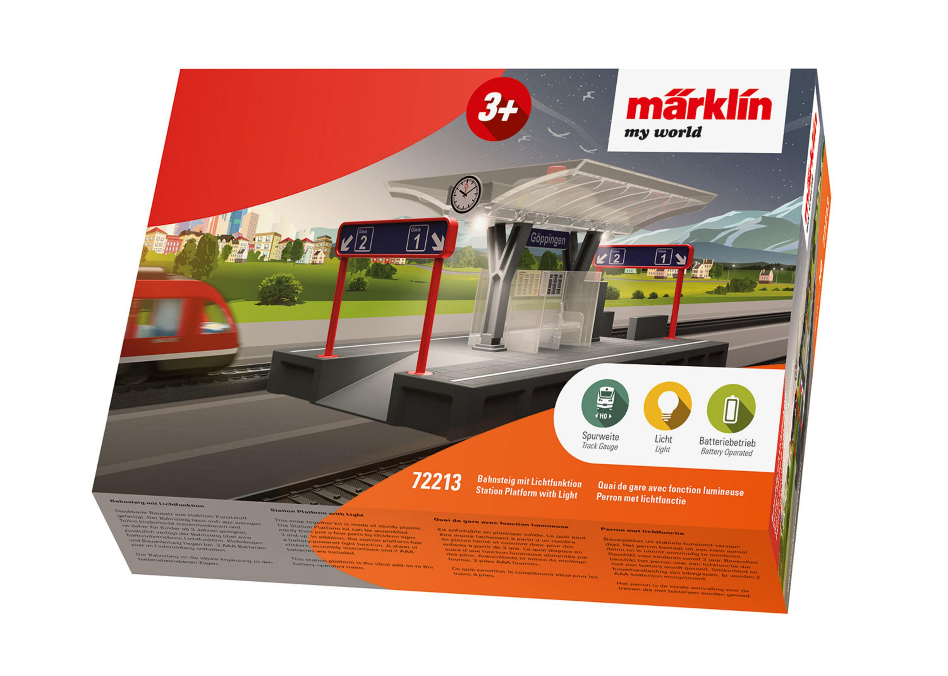 Märklin My World Bahnhof Göppingen mit Zug und Stadt im Hintergrund.