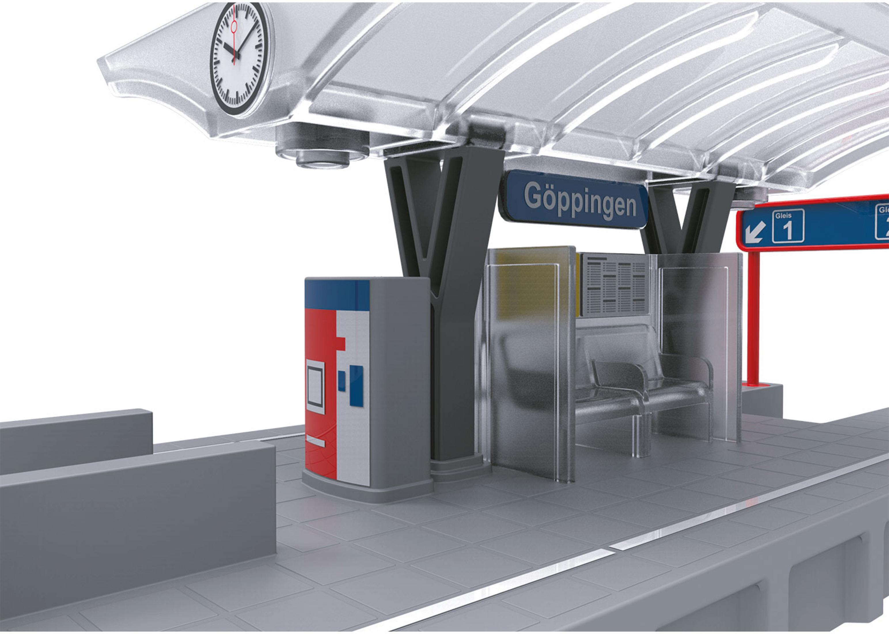 Bahnhof mit Uhr, Sitzbank, Schild "Göppingen" und Gleisanzeigen.