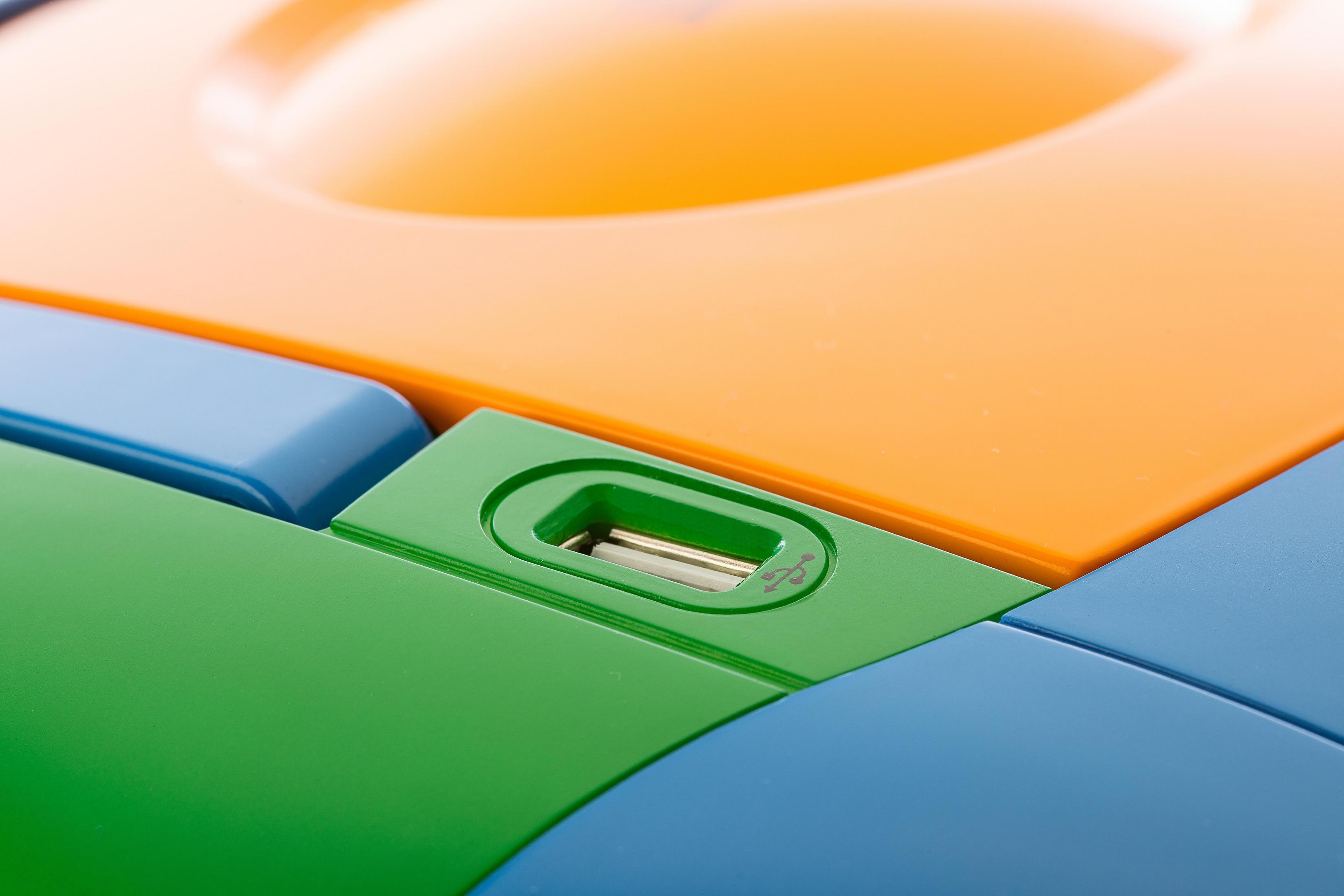 Grüner Kasten mit USB-Anschluss, daneben blau und orange.
