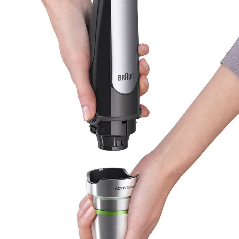 Eller, yeşil detaylı gümüş rengi blender aparatını monte ediyor.