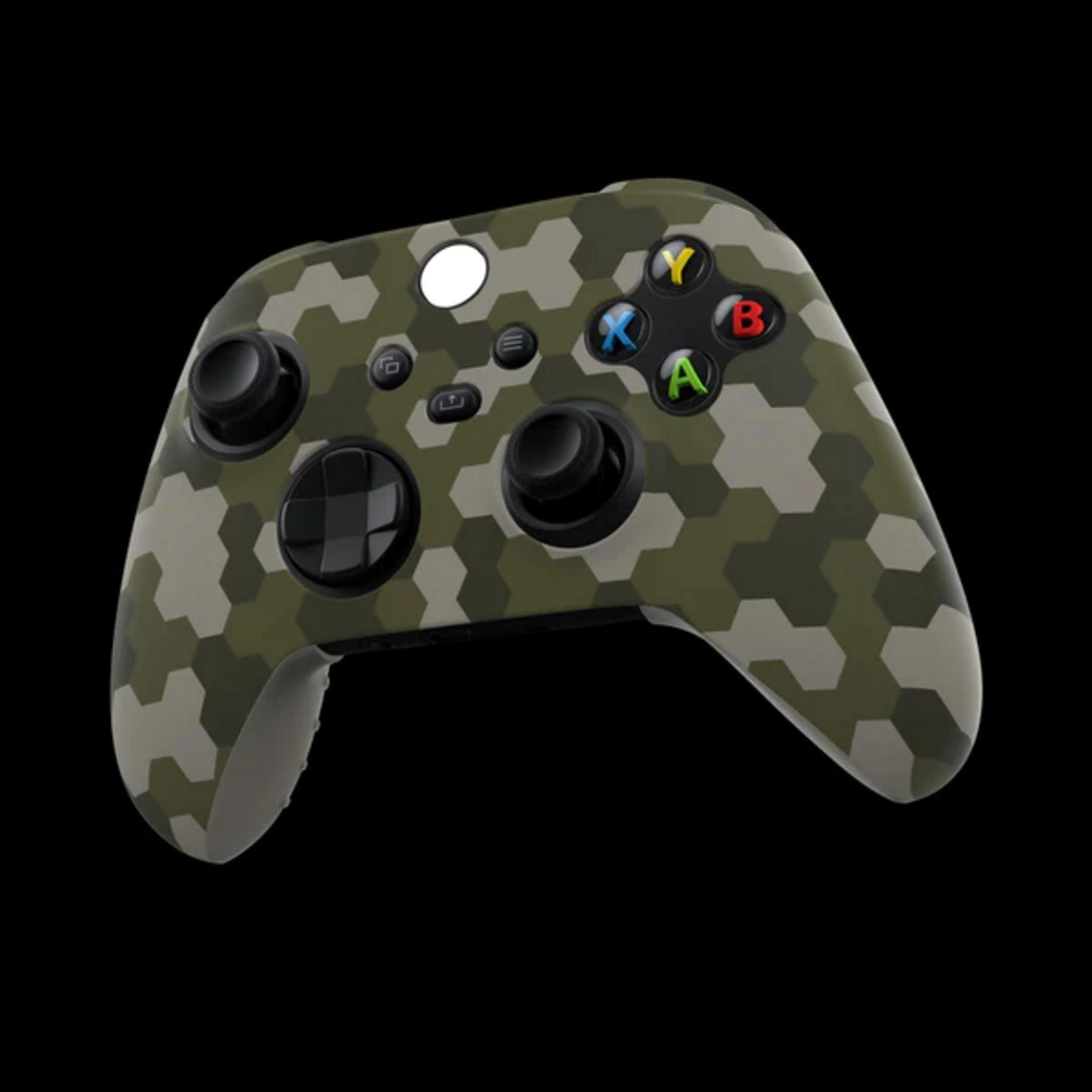 Ein Xbox-Controller in Tarnfarben mit schwarzen Knöpfen und Joysticks auf schwarzem Hintergrund.