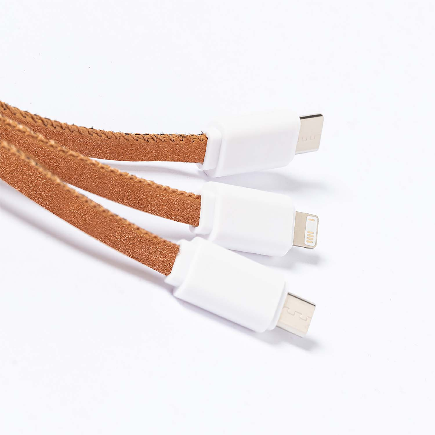 Tre cavi di ricarica marroni intrecciati con connettori bianchi e estremità USB-C, Lightning e Micro-USB.