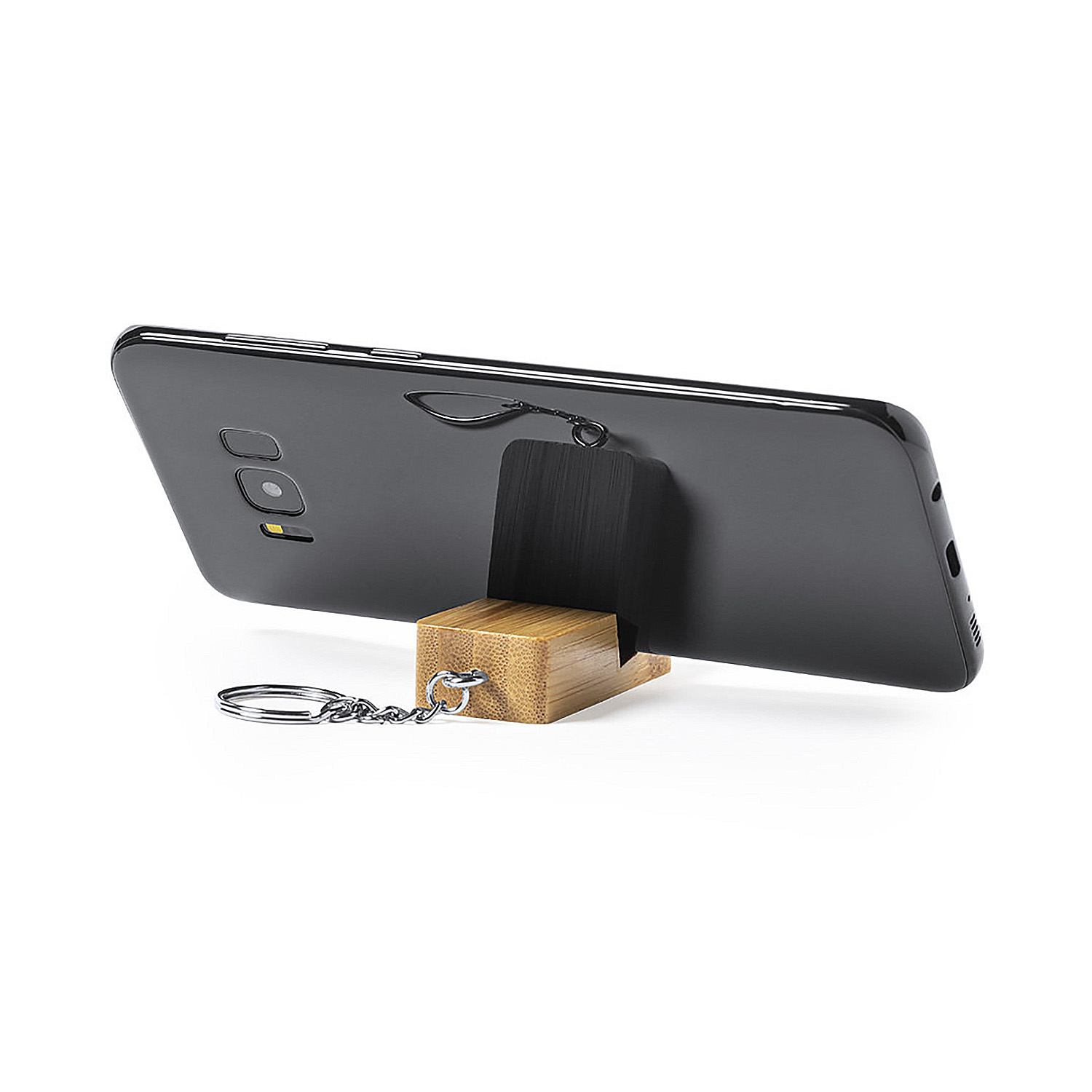 Uno smartphone nero su un supporto di legno con portachiavi.