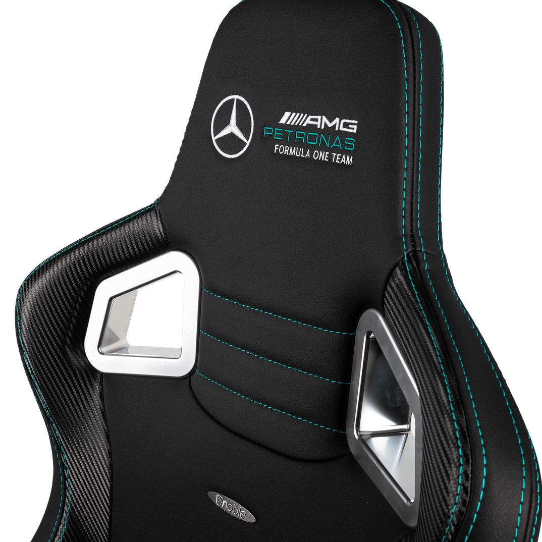 Zwarte racestoel met Mercedes-AMG Petronas logo en turquoise stiksels.