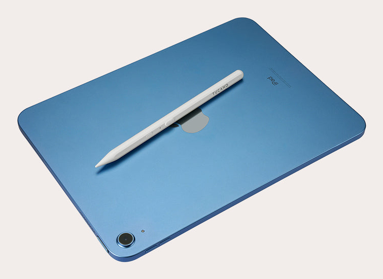 Ein weißer Stift liegt auf einem blauen iPad.