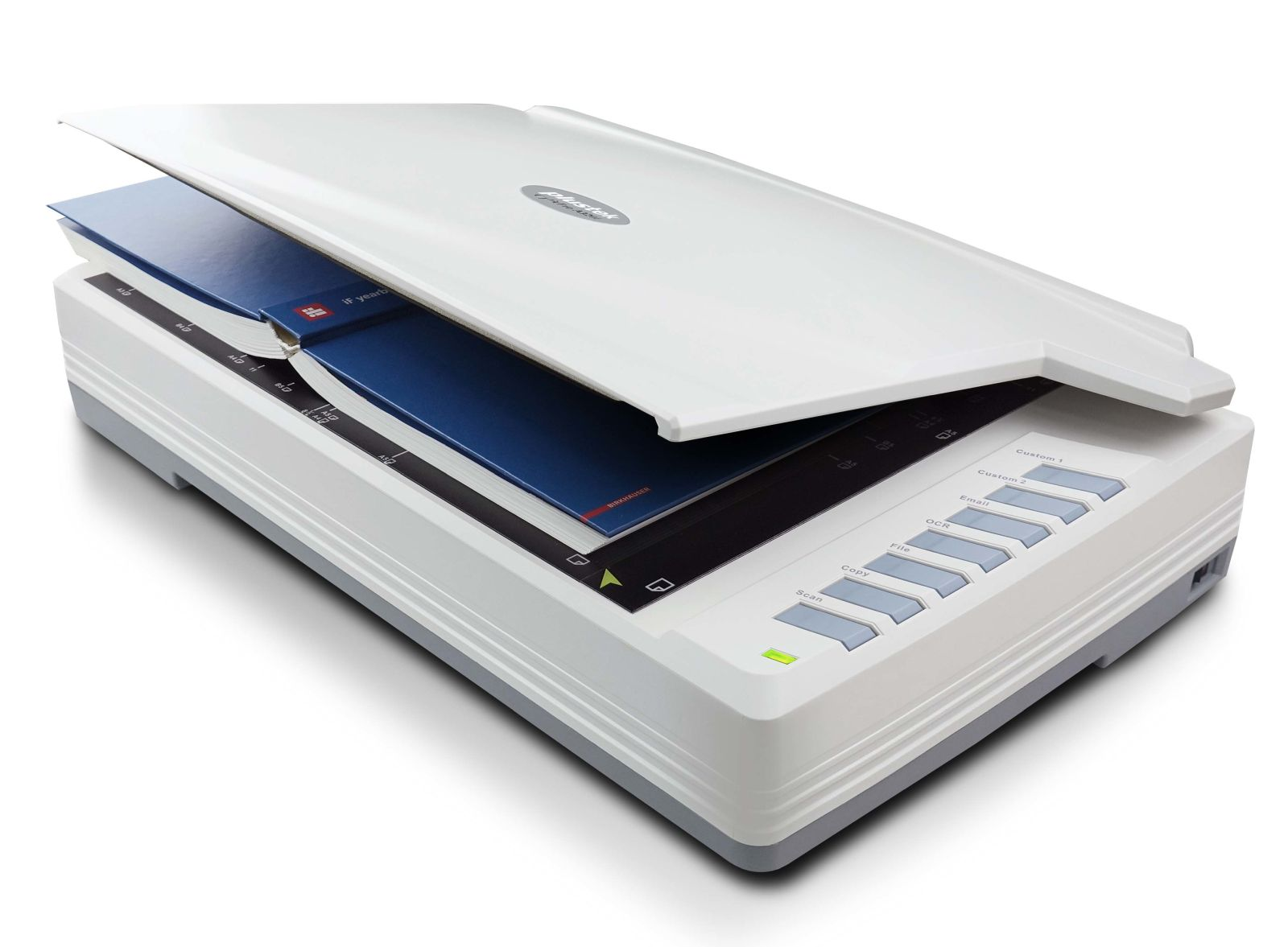 Uno scanner flatbed bianco con coperchio aperto, che scansiona un libro blu.