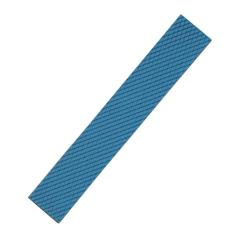 Ein blauer, gerändelter Gurt liegt diagonal auf weißem Hintergrund.