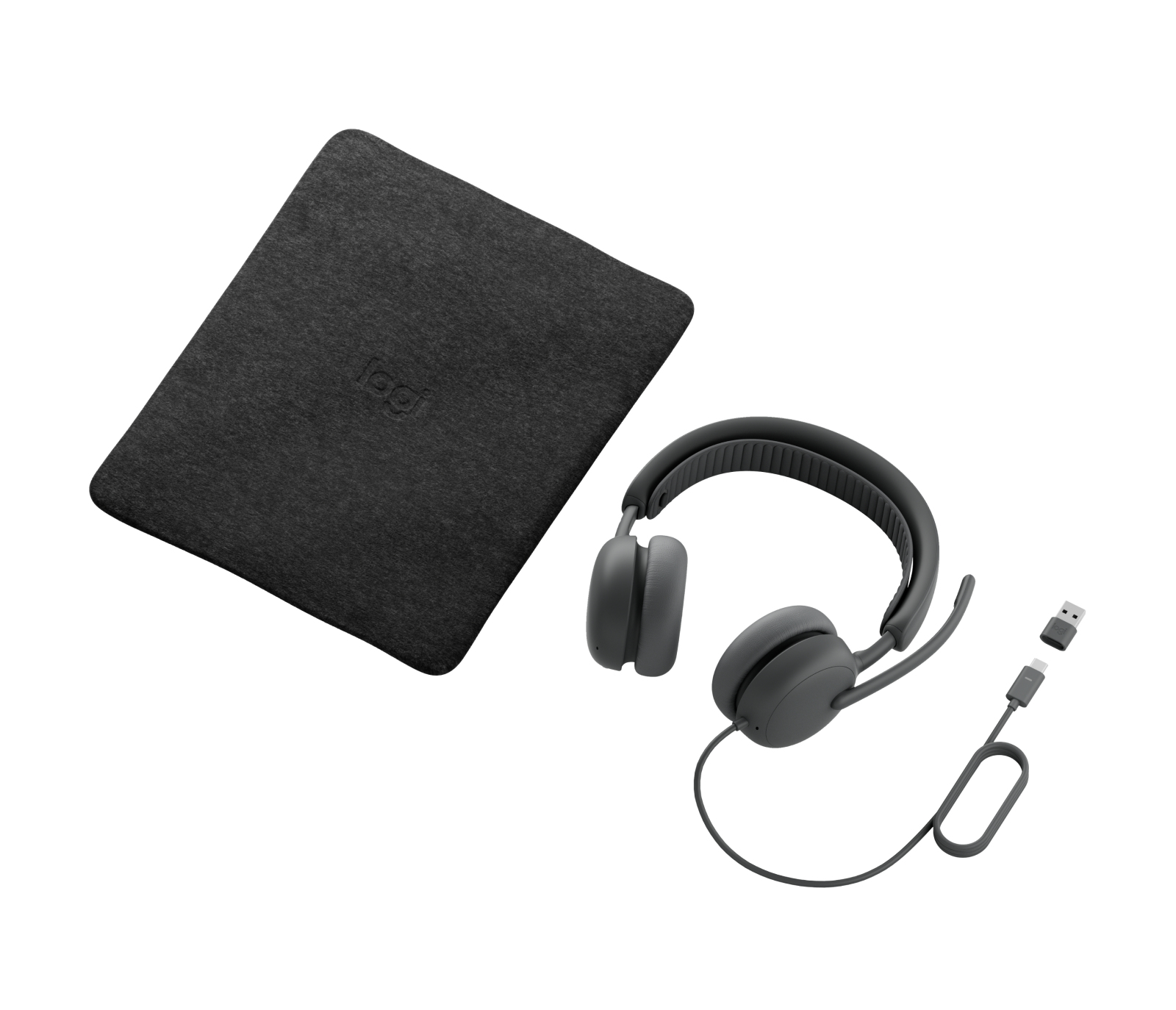 Cuffie grigie con microfono e adattatore USB accanto a una custodia in tessuto scuro.