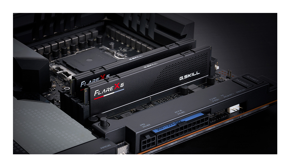Gros plan des modules RAM G.Skill Flare X5 noirs installés sur une carte mère.