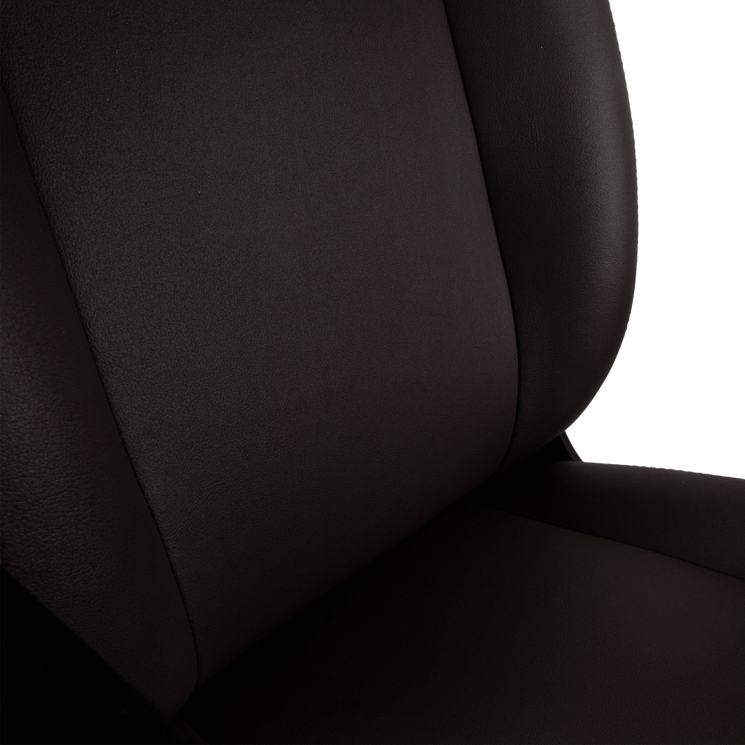 Siège en cuir marron foncé à surface lisse et texturée.