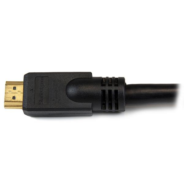 Close-up van een zwarte HDMI-kabel met vergulde connector.