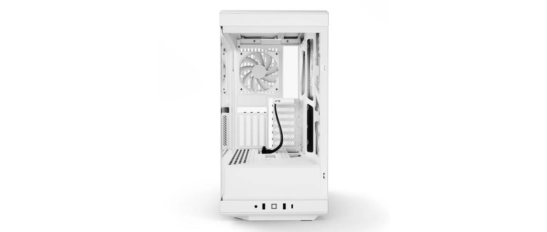 Un case per computer bianco con ventola e cavi. Componenti interni visibili.