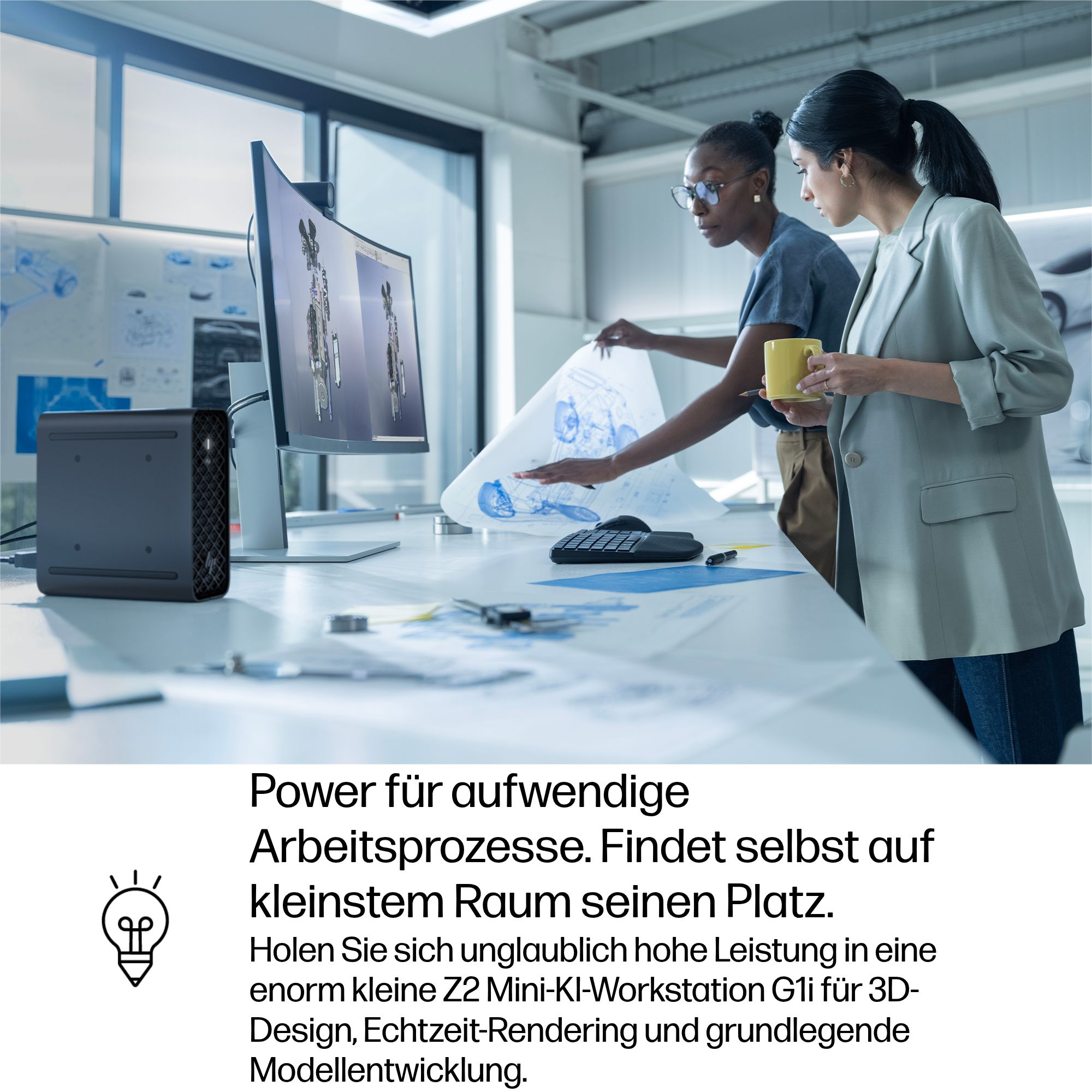 Zwei Frauen besprechen Entwürfe vor einem Monitor mit 3D-Modellen.