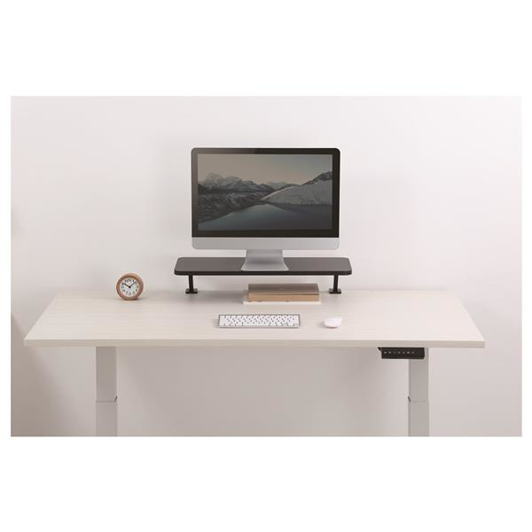 Ein Schreibtisch mit einem Monitor auf einem Ständer, Tastatur, Maus und Uhr.