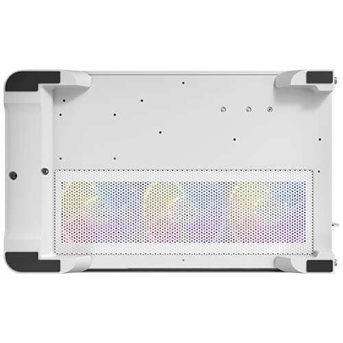 Vista inferiore di un case PC bianco, che mostra un filtro a rete rettangolare con un motivo luminoso color arcobaleno sottostante.