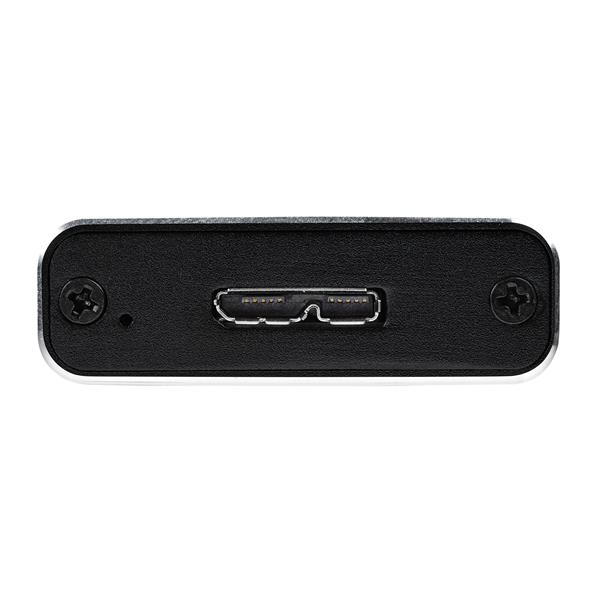 Primer plano de un puerto USB-C negro con dos tornillos y un pequeño agujero.