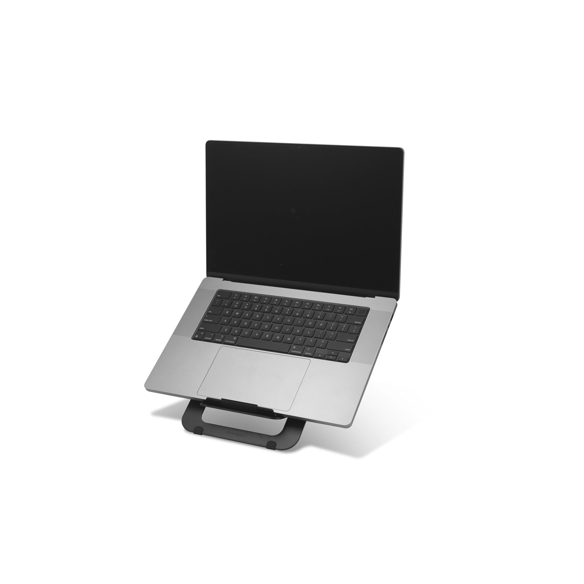 Un ordinateur portable argenté est sur un support noir sur fond blanc.