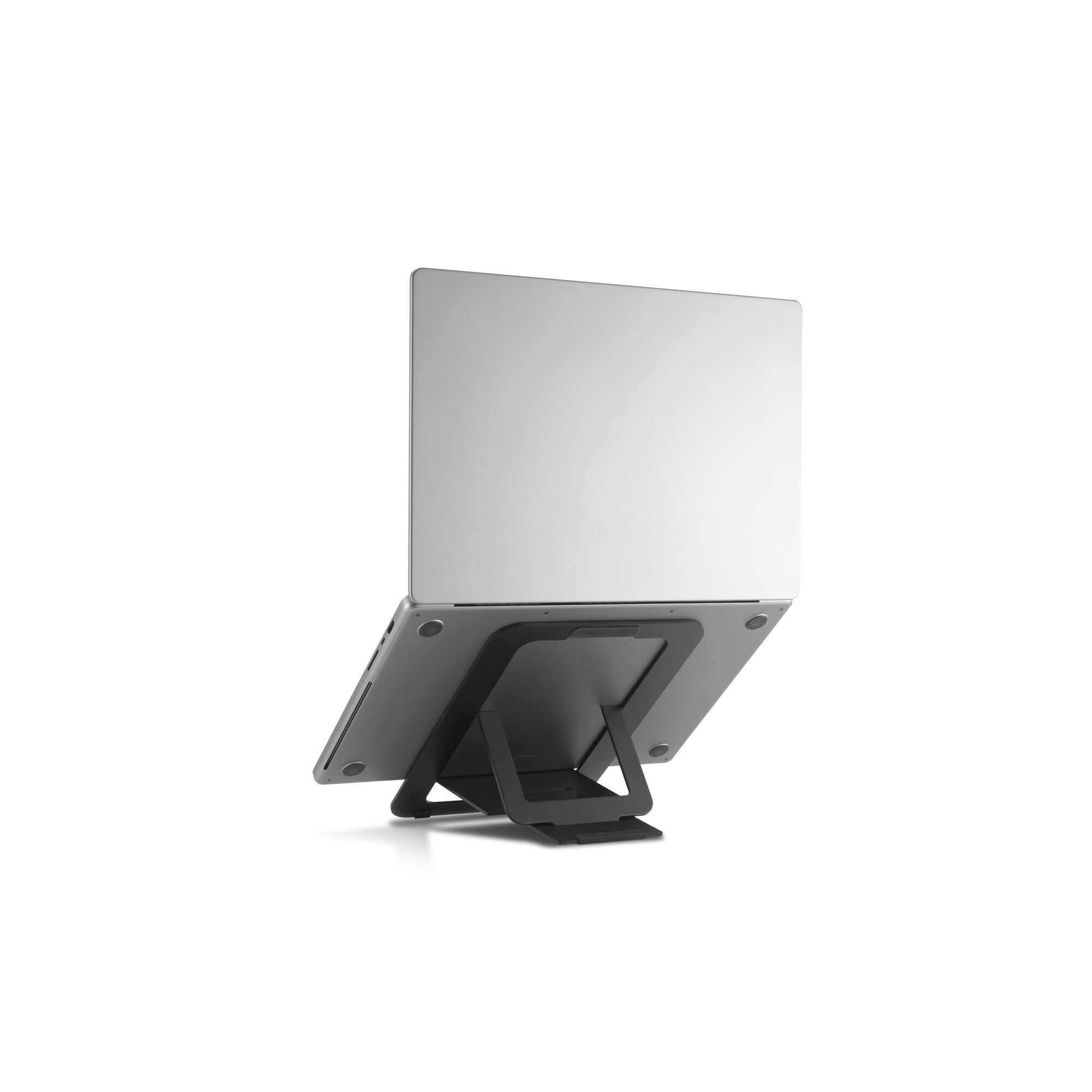 Un ordinateur portable argenté est posé sur un support noir.
