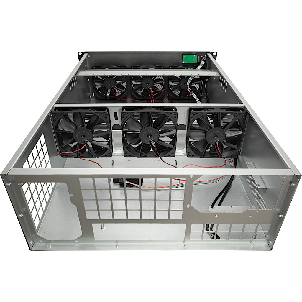 Chassis del server con più ventole e cablaggio interno.