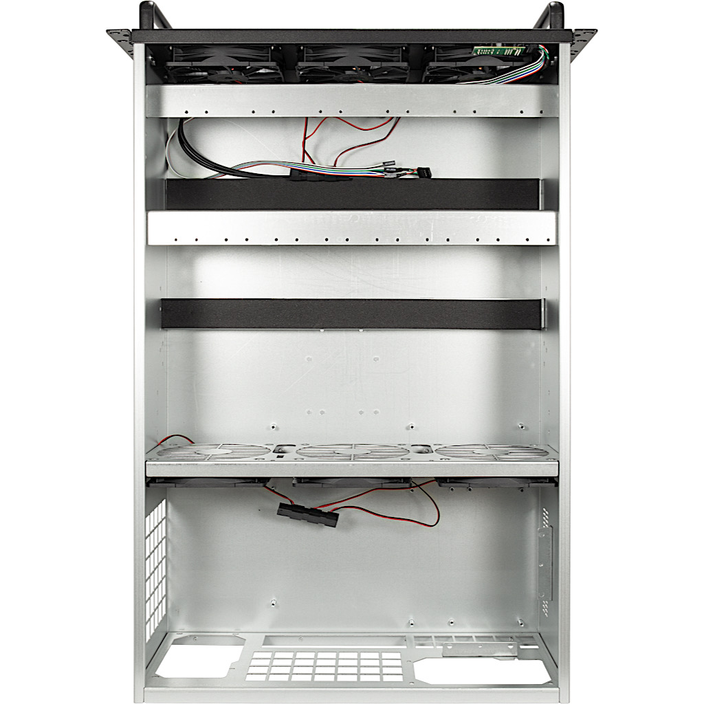 Un rack server per computer argentato vuoto con ventole e cavi visibili.