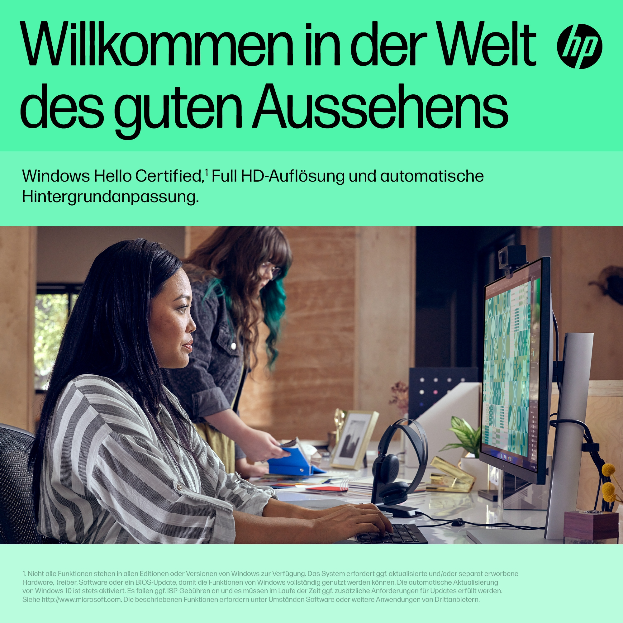 Due donne lavorano a una scrivania con un computer HP. Lo schermo mostra un motivo.