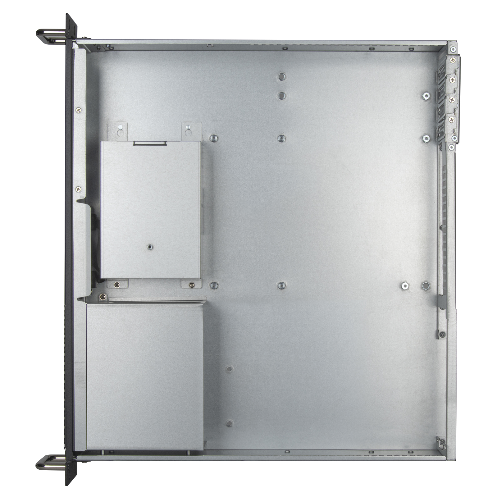 Ein leeres silbernes Servergehäuse mit Rack-Ohren und internen Komponenten.