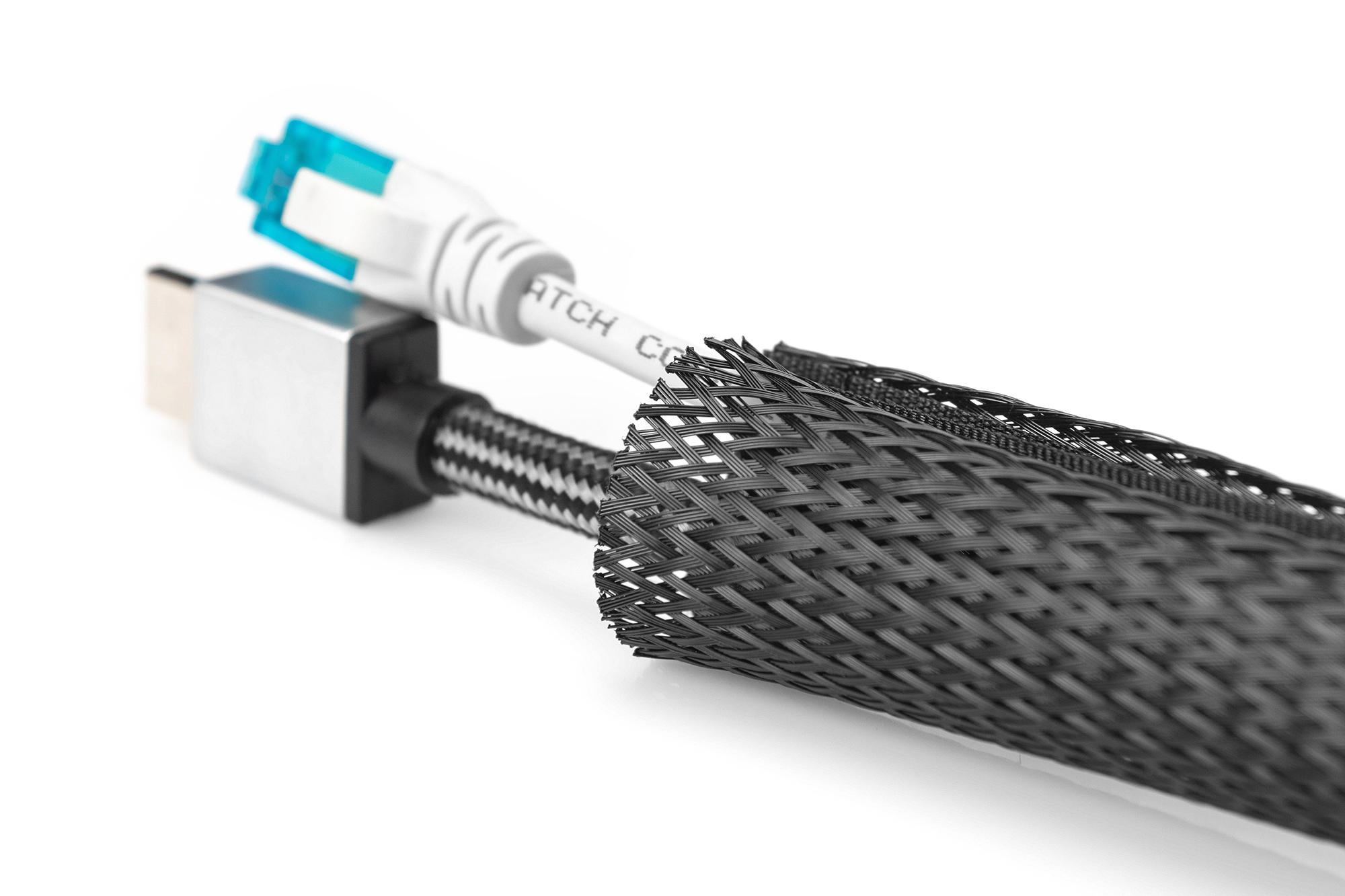 Ein HDMI- und ein Netzwerkkabel mit Schutzhülle auf weißem Hintergrund.