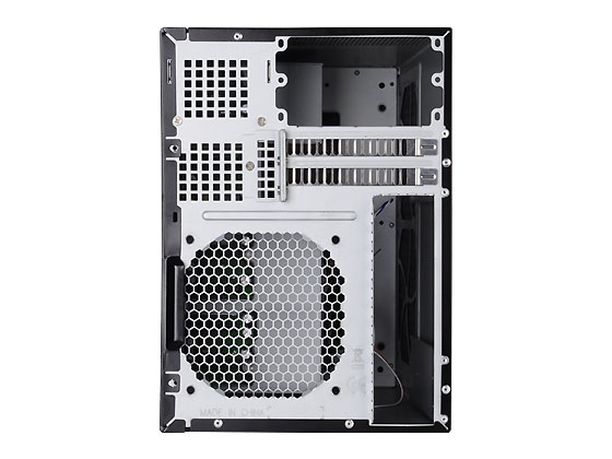 Rückseite eines schwarzen Computergehäuses mit Lüftungsschlitzen und Lüftergitter.