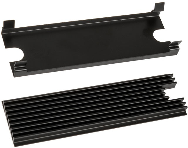 Ein schwarzes Metallgehäuse und ein schwarzer Kühlkörper liegen nebeneinander.