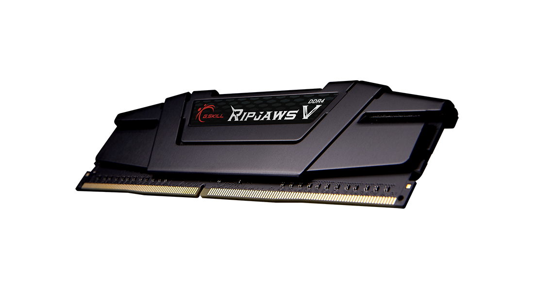 Un modulo RAM DDR4 nero con logo G.Skill Ripjaws V, su sfondo bianco.