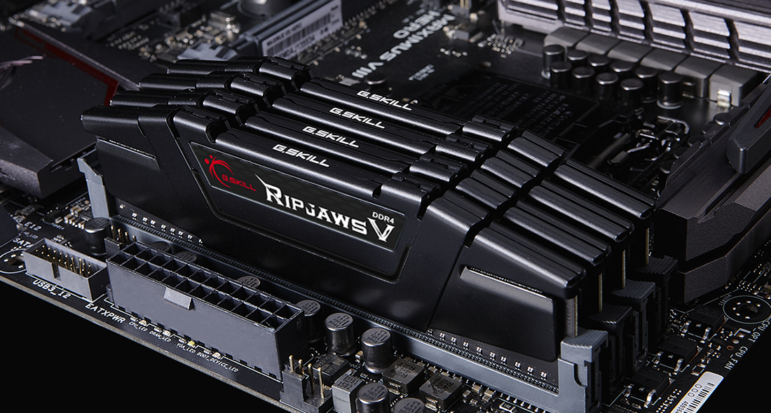 Moduli RAM G.Skill Ripjaws V DDR4 installati su una scheda madre.