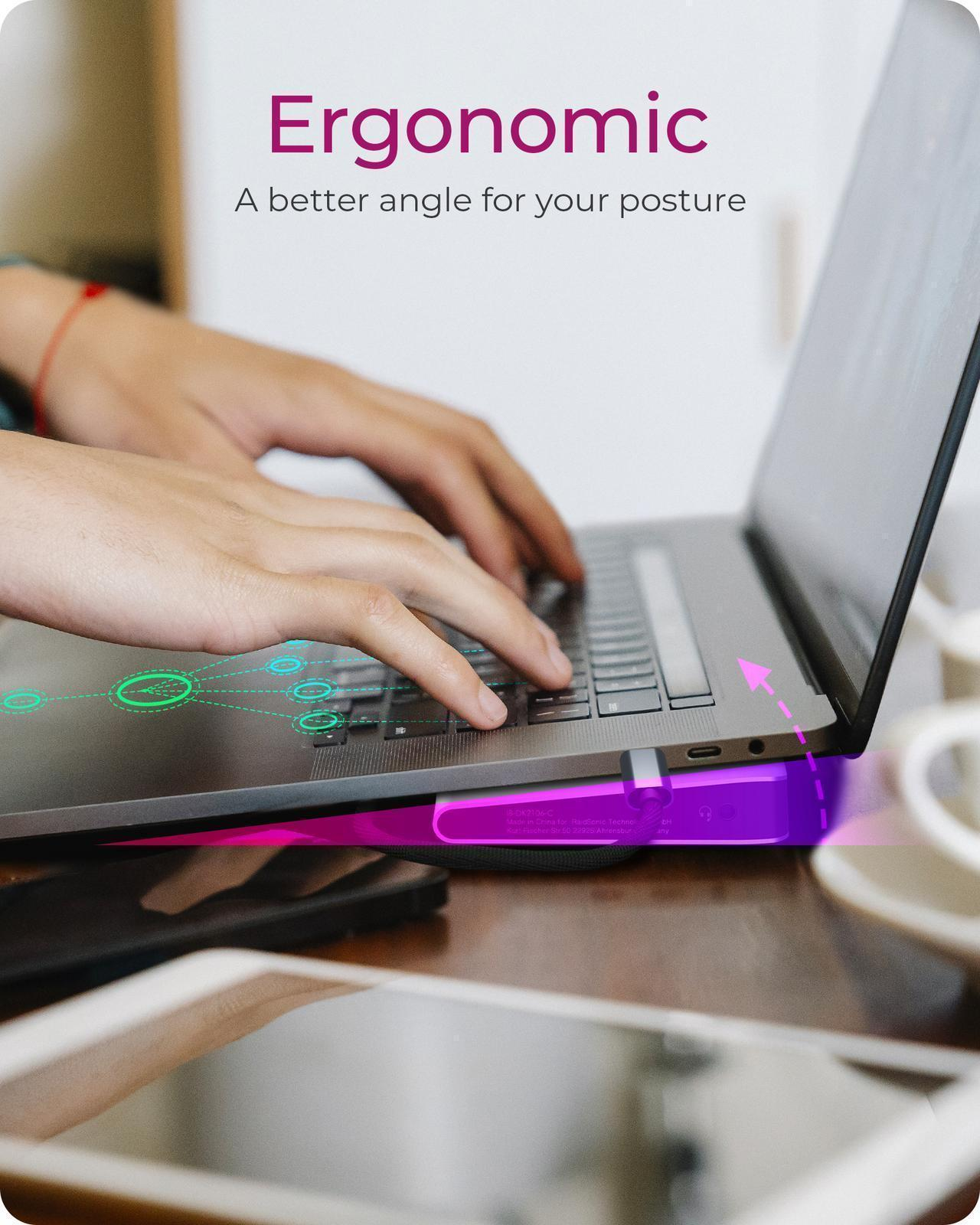 Eine Person tippt auf einem Laptop, der auf einem violetten Ständer steht.