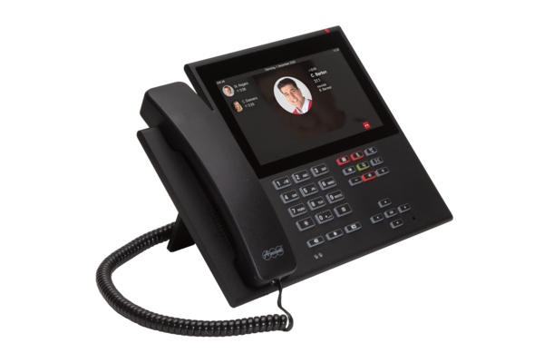 Telefono IP da tavolo nero con schermo a colori che mostra i contatti e cavo a spirale.