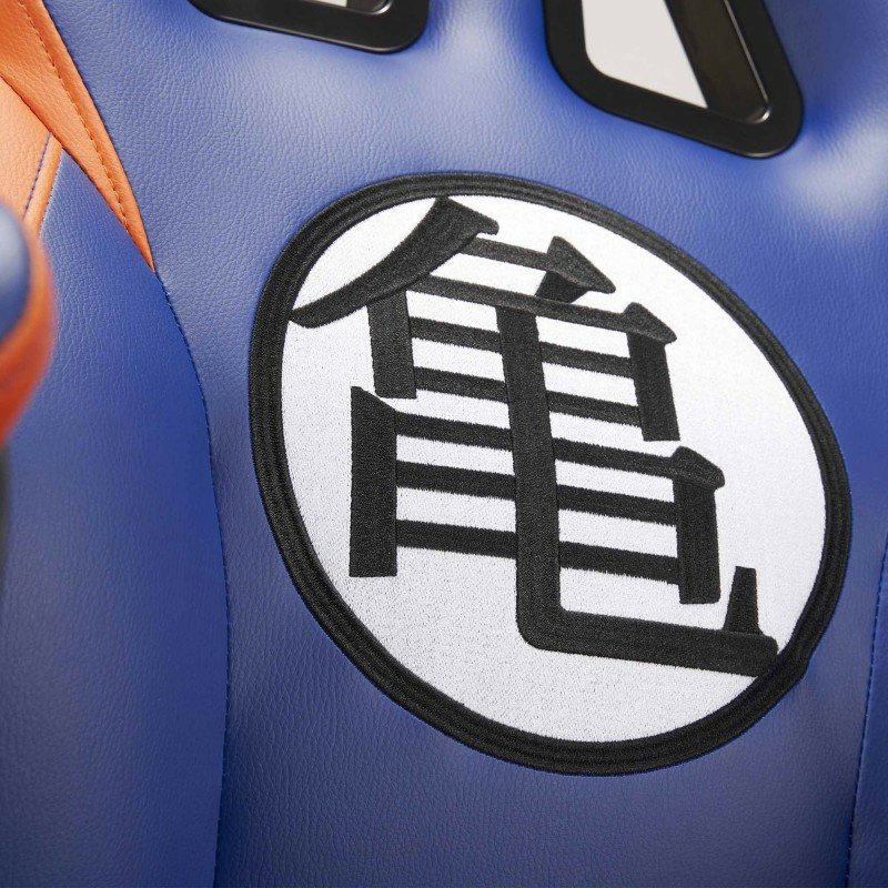 Nahaufnahme eines blauen Gaming-Stuhls mit orangefarbener Zierleiste und einem weißen Kreislogo mit schwarzem Kanji-Symbol.