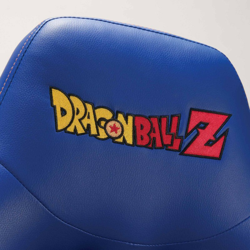 Ein blauer Stuhl mit dem gestickten Dragon Ball Z Logo in Gelb und Rot.
