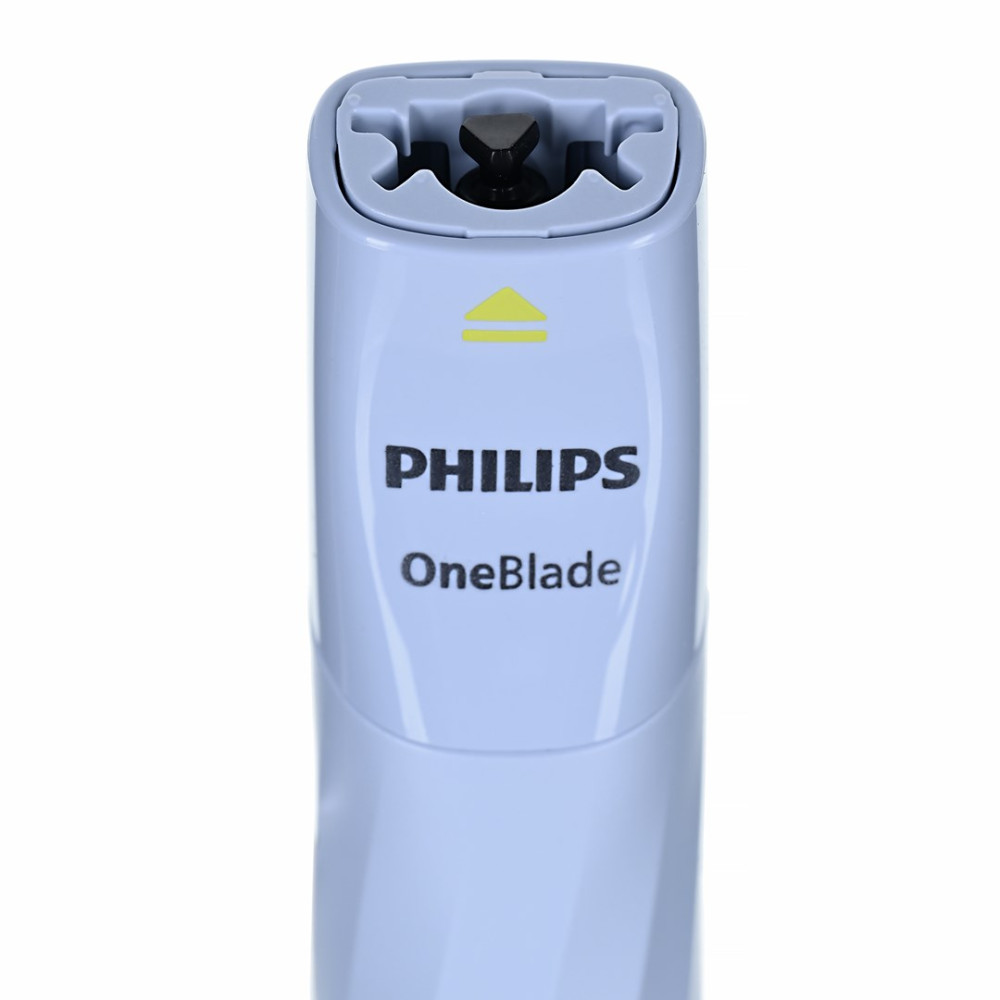 Jasnoniebieskie urządzenie Philips OneBlade ze srebrną głowicą golącą w detalu.