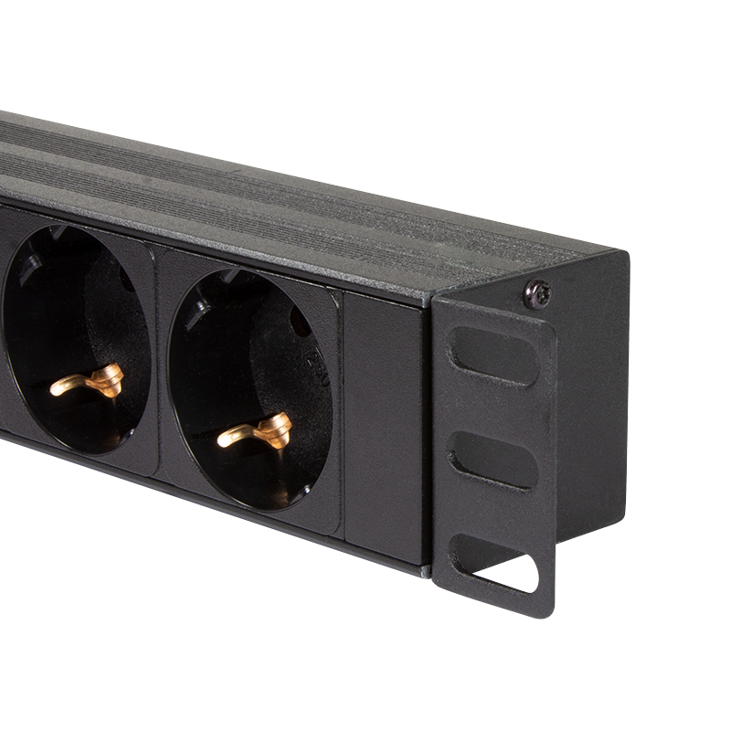 Schwarze Steckdosenleiste mit zwei Buchsen und Rack-Montagehalterung.