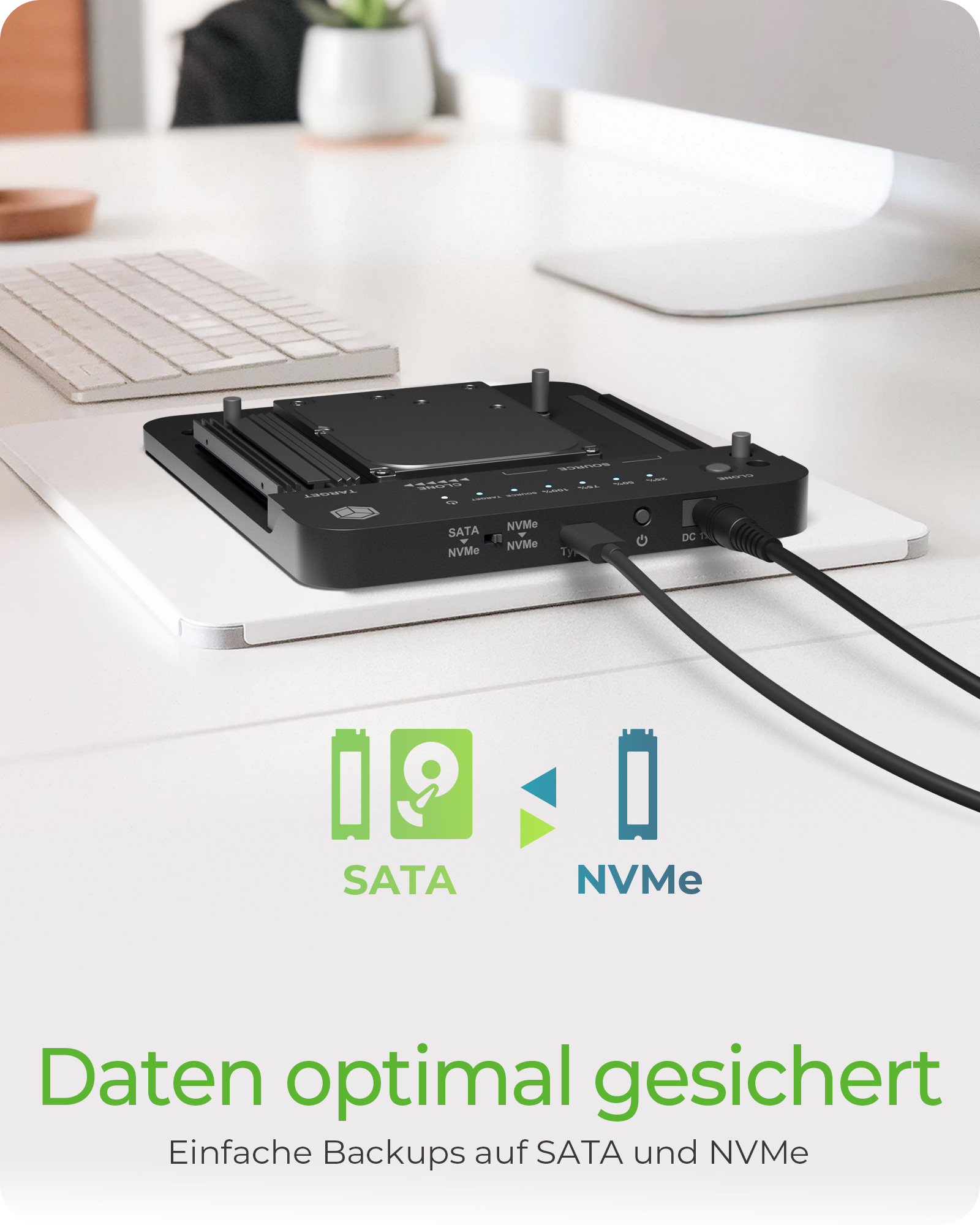 Ein schwarzes Klon-Gerät für SATA und NVMe Festplatten mit Kabeln.