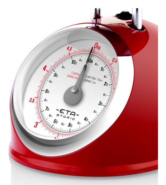 Eine rote Küchenwaage mit einem Zifferblatt, das in kg und lb angezeigt wird.