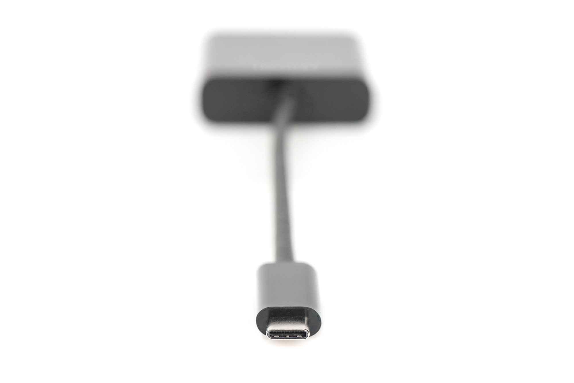 Grauer USB-C-Adapter mit Kabel und Anschluss auf weißem Hintergrund.