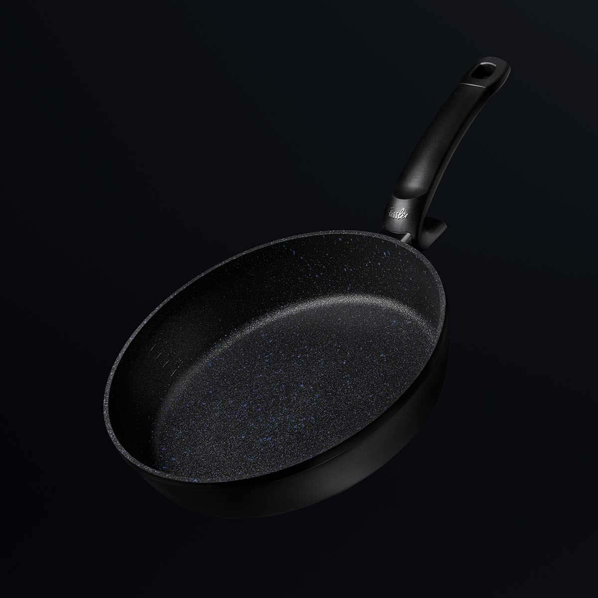 Una padella nera effetto granito con macchie blu, su sfondo nero.